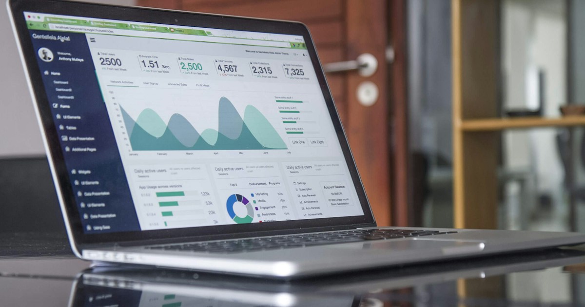 Analitik bisnis dan produktivitas kantor pada laptop