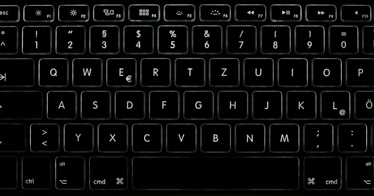 Laptop untuk tutorial dan unduhan software